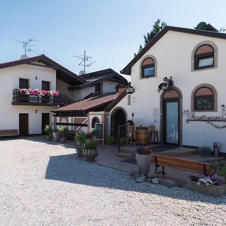 Restaurace A Penzion U Doubku Břeclav Exteriör bild