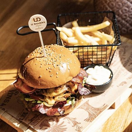 Restaurace A Penzion U Doubku Břeclav Exteriör bild