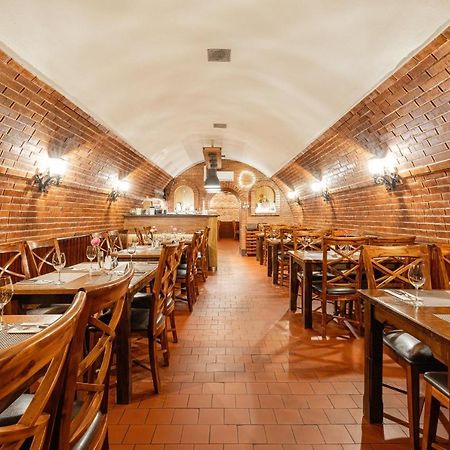 Restaurace A Penzion U Doubku Břeclav Exteriör bild