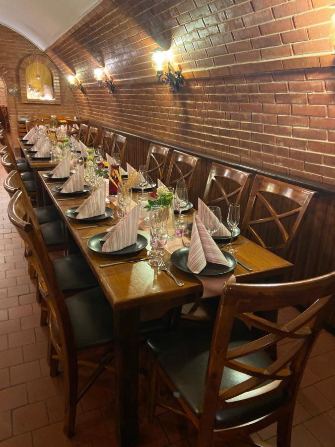 Restaurace A Penzion U Doubku Břeclav Exteriör bild