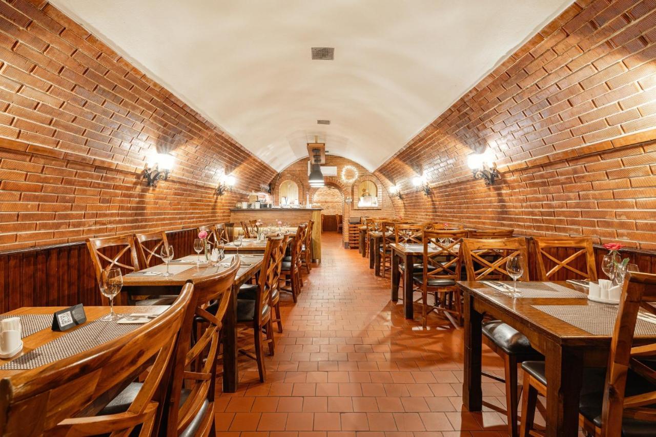 Restaurace A Penzion U Doubku Břeclav Exteriör bild