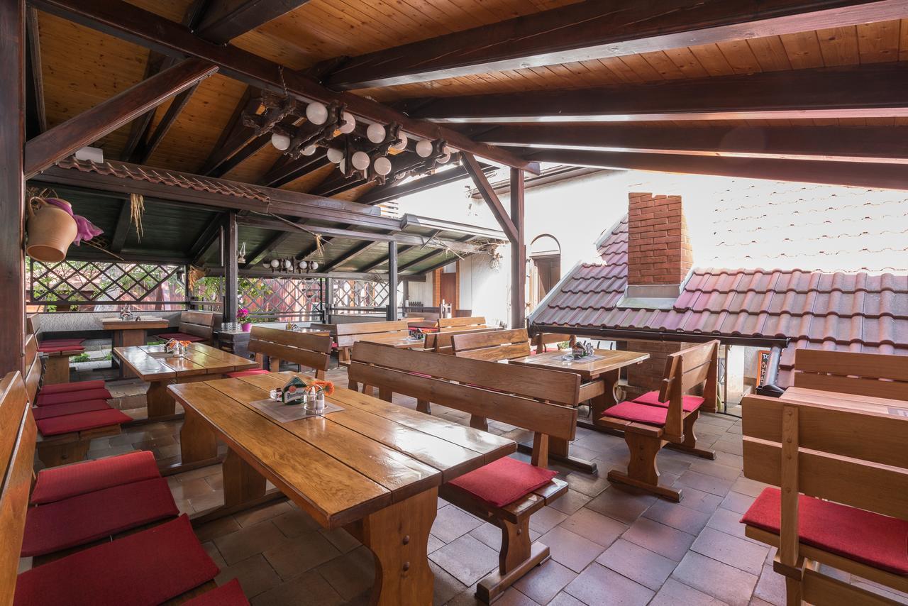 Restaurace A Penzion U Doubku Břeclav Exteriör bild