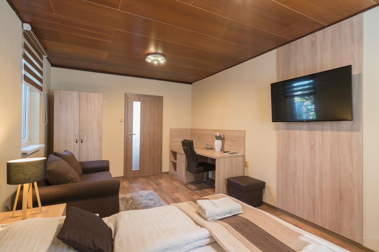 Restaurace A Penzion U Doubku Břeclav Exteriör bild
