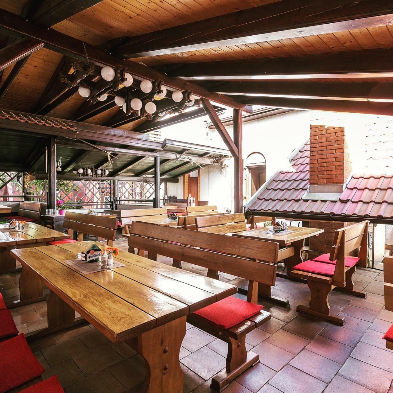 Restaurace A Penzion U Doubku Břeclav Exteriör bild