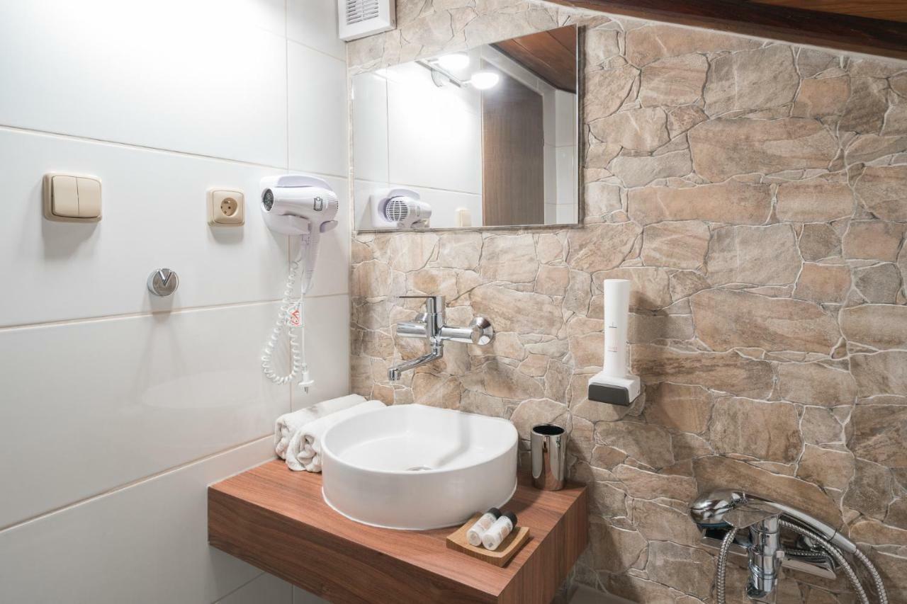 Restaurace A Penzion U Doubku Břeclav Exteriör bild