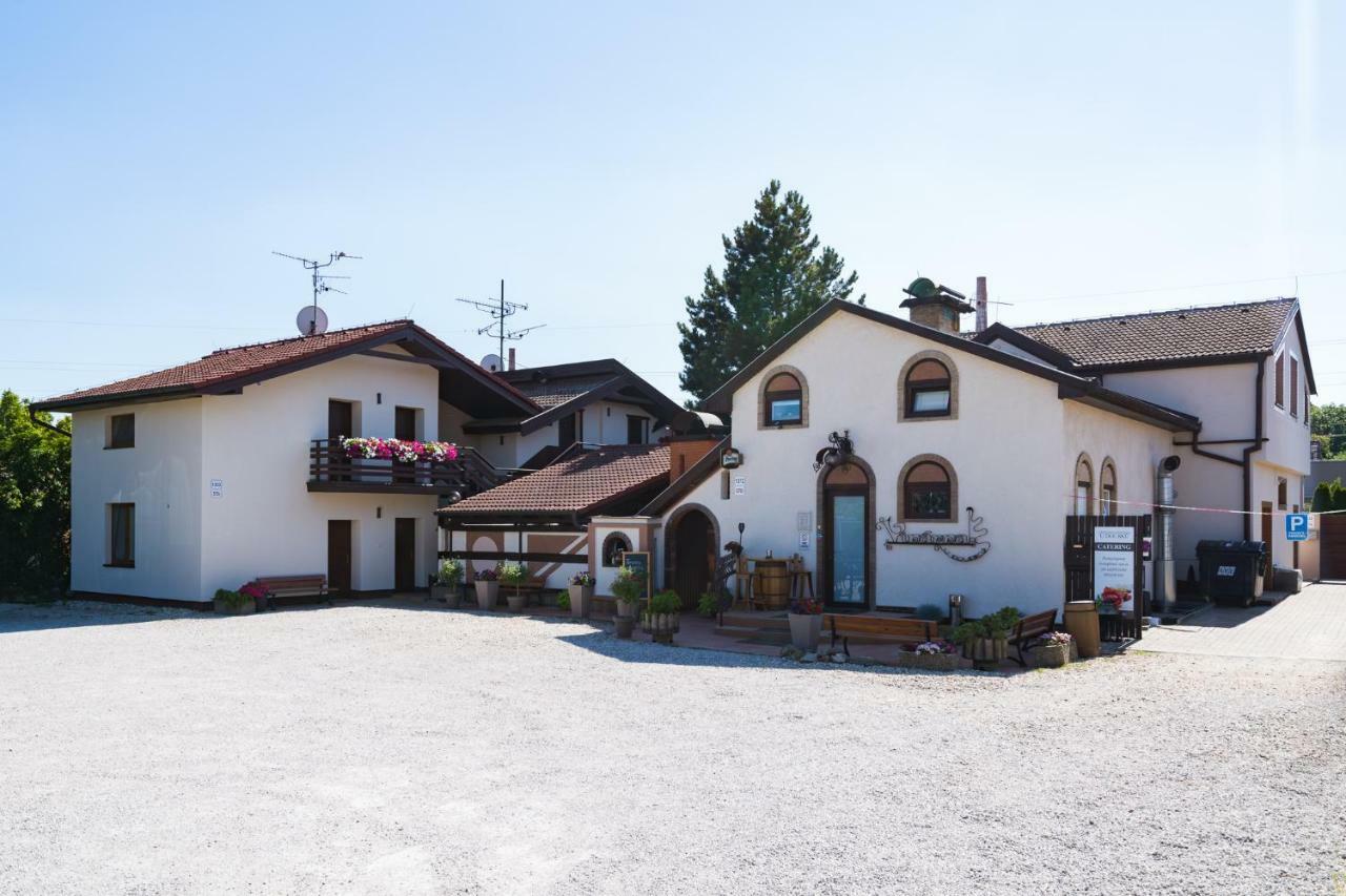Restaurace A Penzion U Doubku Břeclav Exteriör bild