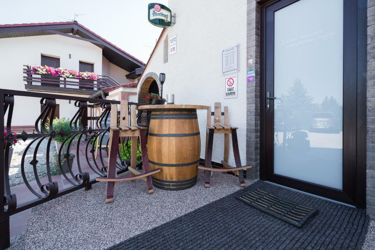 Restaurace A Penzion U Doubku Břeclav Exteriör bild