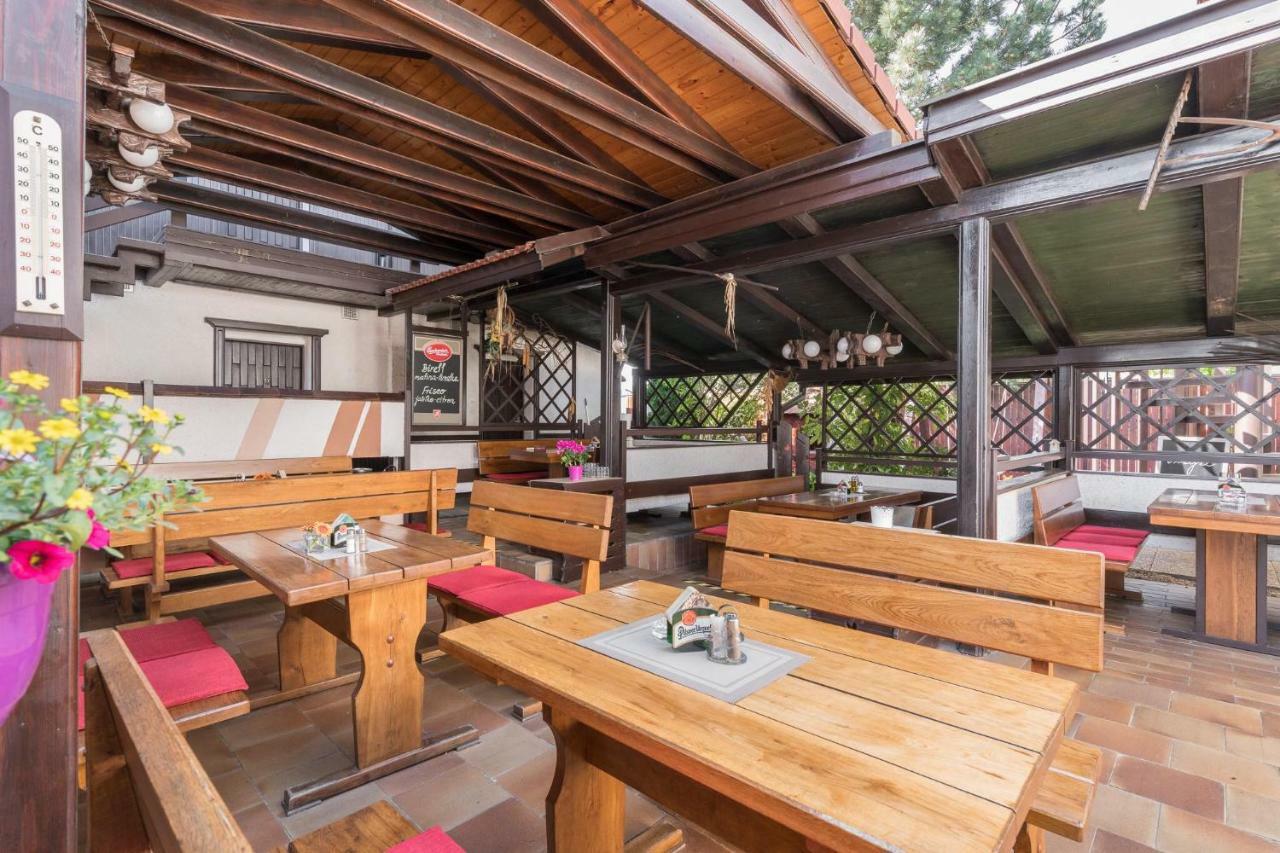Restaurace A Penzion U Doubku Břeclav Exteriör bild